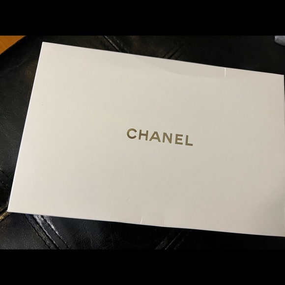NWOT Chanel cosmetic bag limited edition with gold! ⭐️⭐️⭐️ - Picture 2 of 8